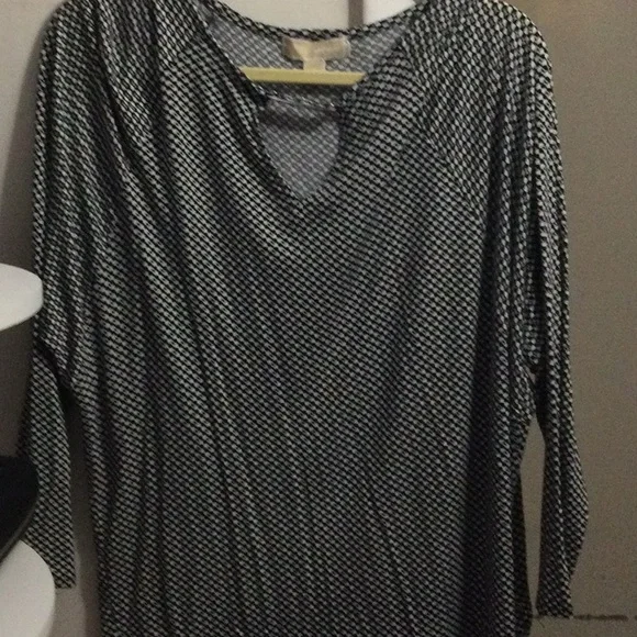 Women's Black and White Patterned V-Neck Top - Picture 1 of 3